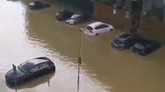 Senec pod vodou, niektoré ulice sú úplne zaplavené. Pri Komárne evakuovali domov dôchodcov