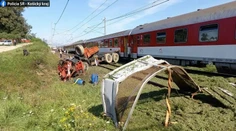 Po zrážke nákladiaku s rýchlikom Tatran sú obrovské škody