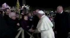 Pápež František udrel po ruke veriacu. Nechcela ho pustiť a prudko ho potiahla