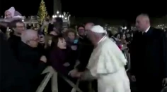 Pápež František udrel po ruke veriacu. Nechcela ho pustiť a prudko ho potiahla