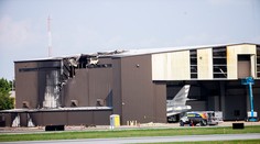 Lietadlo spadlo pri štarte na hangár, zomrelo desať ľudí