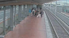 VIDEO: Šialené scény z Česka. Muž (20) bezdôvodne zrážal ľudí, seniorku zhodil do koľajiska