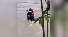 VIDEO: Srdcervúce objatie troch priateľov, potom ich zmietla povodeň