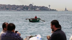 Morský sliz v Turecku ohrozuje živočíchy i rybolov. Do mora prúdi aj časť znečistenia z Dunaja