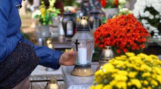 Žena pochovala svojho manžela, na druhý deň zomrela pri jeho hrobe. Záchranári sa k nej nemohli dostať