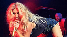 Známa speváčka zmenila imidž. Jej hlava vyzerá ako cestárska vesta