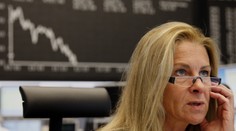 Európske akcie stále klesajú. Dôvodom je množstvo hrozieb