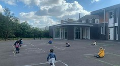 Smutný pohľad na deti, ktoré sa vrátili do škôl a škôlok. Vo Francúzsku sa nemôžu spolu hrať