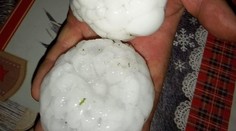 Krúpy ako tenisové loptičky zasiahli Francúzsko: Zničili tisíc áut a poškodili stovky domov