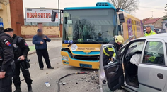 Tragická nehoda v centre Trnavy. Vodič sa nepochopiteľne vyrútil naproti autobusu