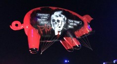 "Trump je prasa," hlásal obrovský balón na festivale rockových megahviezd