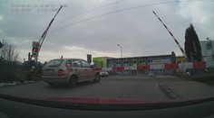 VIDEO: Kľučkoval pomedzi rampy pri červenom výstražnom svetle: Vodiči neverili vlastným očiam
