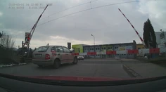 VIDEO: Kľučkoval pomedzi rampy pri červenom výstražnom svetle: Vodiči neverili vlastným očiam