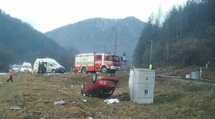 Zrážka vlaku a osobného auta. Dvaja ľudia zostali zranení