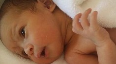 Zdravý novorodenec zomrel po bozku od neznámeho s vírusom