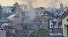 Rodina s dvoma malými deťmi zostala po požiari bez strechy nad hlavou. Reakcia susedov ich dojala