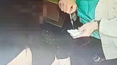 VIDEO: Sestrička za úplatok vystavovala falošné preukazy o očkovaní. Ihlu vyprázdnila do obväzu