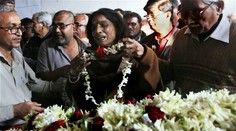 Iba 16-ročnú tínedžerku dvakrát skupinovo znásilnili a potom upálili