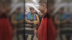 Antirúškari paralyzujú aj obchody. Blokovali pokladne a konzumovali nezaplatený tovar