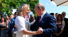 Účasť Putina na svadbe rakúskej ministerky zahraničných vecí vyvolala vlnu kritiky