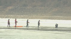 Na Orlickej priehrade sa prelomil ľad pod korčuliarmi, jeden sa asi utopil