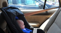 Rodičia zabudli v rozhorúčenom aute dvojičky. Keď si to uvedomili, bolo neskoro