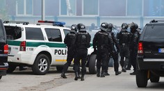 V Bratislave nahlásili bombu. Polícia evakuovala nákupné centrá