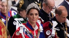 Princezná z Walesu ozdobou korunovácie. Kate vzdala hold Diane vzácnym detailom