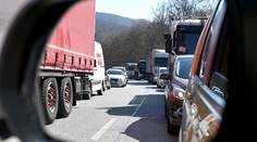 Na D2 v smere do Bratislavy sa zrazil autobus s dodávkou