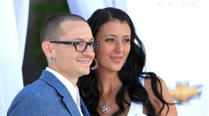 Manželka Chestera Benningtona prvýkrát prehovorila. Slová plné smútku a lásky