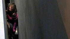 Žene sa vypomstilo skákanie zo strechy na strechu