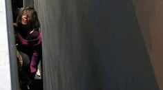 Žene sa vypomstilo skákanie zo strechy na strechu