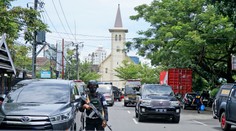 Pred katedrálou v Indonézii sa odpálil samovražedný útočník, hlásia zranených