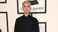Justin Bieber prekvapil doprovodom na Grammy. Žiadna kráska to nebola