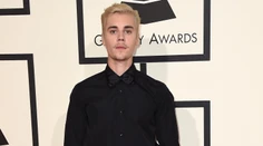 Justin Bieber prekvapil doprovodom na Grammy. Žiadna kráska to nebola