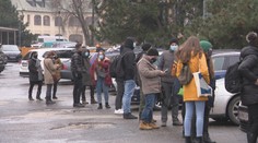 Odberové miesta zažili nápor pendlerov. Kto sa v piatok išiel otestovať, vymrzol na kosť