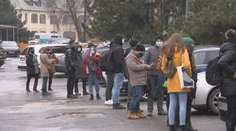 Odberové miesta zažili nápor pendlerov. Kto sa v piatok išiel otestovať, vymrzol na kosť