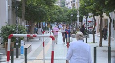 Kratšie otváracie hodiny, nakupovanie po tme či menšie balenia potravín. Gréci začali šetriť