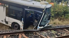 V Karlových Varoch sa zrútil z mosta autobus do koľajiska, hlásia zranených
