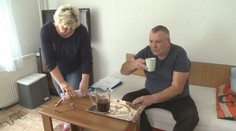 Miroslav je odkázaný na starostlivosť manželky. Keď požiadali o slepecké pomôcky, prišli o ošetrovné