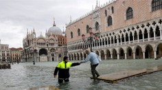 Voda v Benátkach opäť stúpla. Zaplavené je už takmer celé mesto
