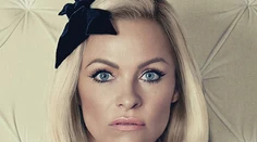Pamela Anderson zjemnila mejkap. Hneď vyzerá mladšie a krajšie