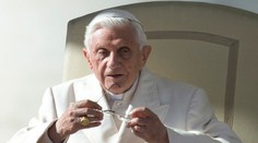 Emeritný pápež Benedikt XVI. trpí infekčným ochorením a je veľmi krehký, uviedol to jeho životopisec