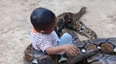 Batoľa malo nebezpečnú hračku, ktorá ho mohla zožrať