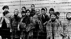 Česi sú na tom horšie ako my. Aspoň pokiaľ ide o Osvienčimskú lož