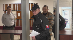 Muž strelil partnerku do hlavy. Bráni sa tým, že bol vyprovokovaný