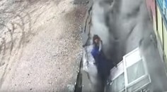 Pod dvojicou žien sa prepadol chodník, hrozivý pád prežili bez vážnejších zranení