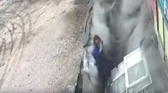 Pod dvojicou žien sa prepadol chodník, hrozivý pád prežili bez vážnejších zranení