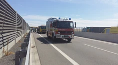 Nehoda na R1 pri Beladiciach: Jedna auto na streche, ďalšie dve sa zrazili