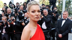 Drogy ju voľakedy zmenili na nepoznanie. V Cannes vyzerala Kate Moss famózne